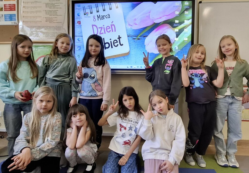 Dzień Kobiet w klasach młodszych
