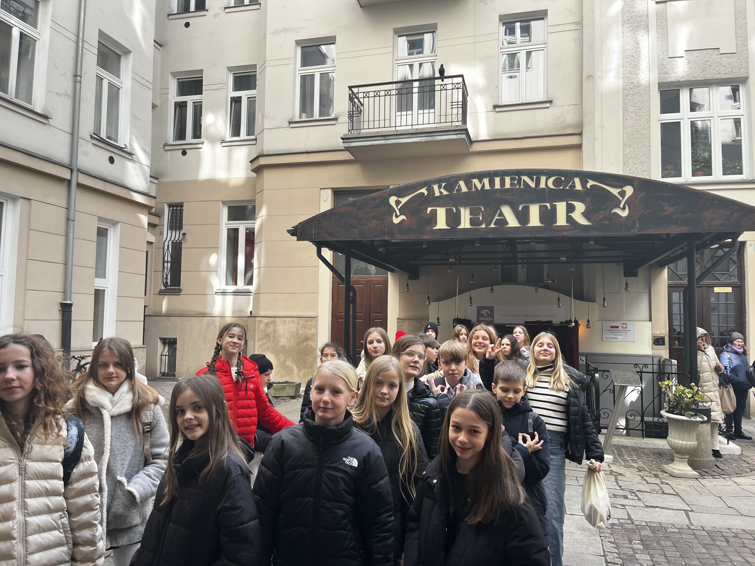 Wycieczka klas 5a i 5b do Teatru Kamienica na spektakl pt. "Ania z Zielonego Wzgórza"
