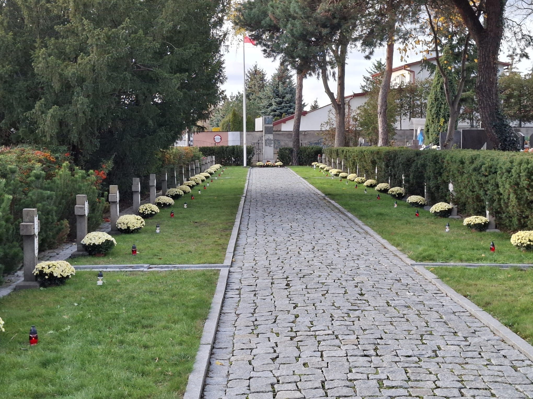 Ustawialiśmy znicze i kwiaty na Cmentarzu Wojennym w Kiełpinie
