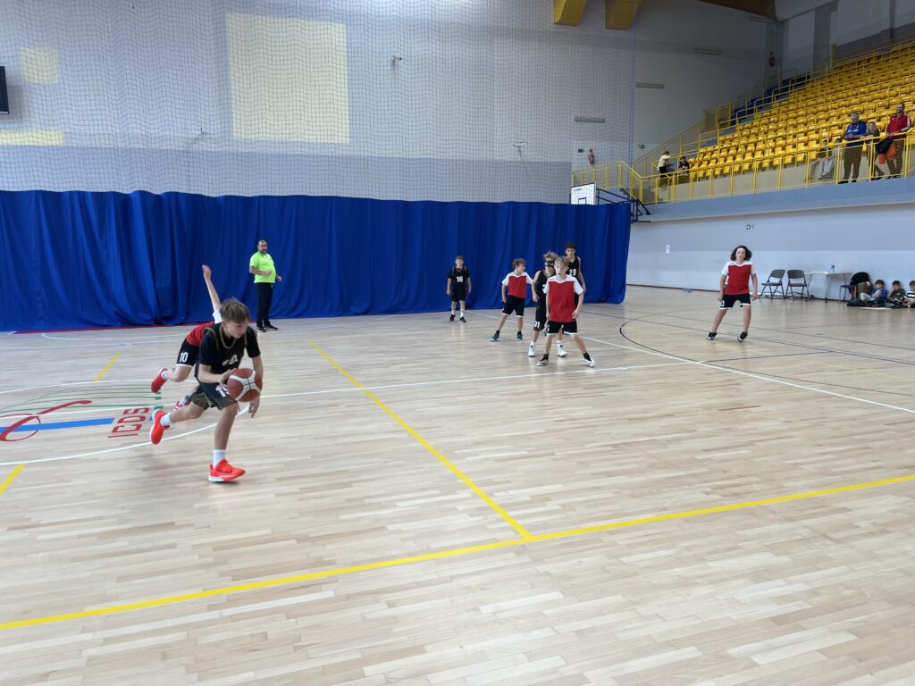 Finał Powiatu w Młodzieżowych Igrzyskach Młodzieży Szkolnej w koszykówce chłopców w kategorii dzieci rocznik 2013 i młodsi