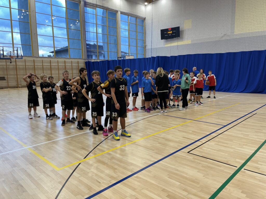 Finał Powiatu w Młodzieżowych Igrzyskach Młodzieży Szkolnej w koszykówce chłopców w kategorii dzieci rocznik 2013 i młodsi