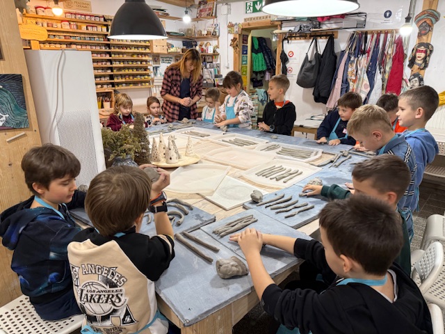 Wyjście klasy 1b do Pracowni Kształtu w Łomiankach