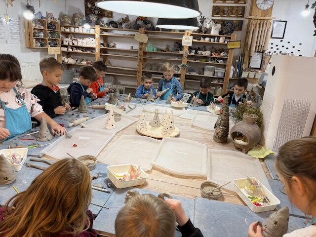 Wyjście klasy 1b do Pracowni Kształtu w Łomiankach