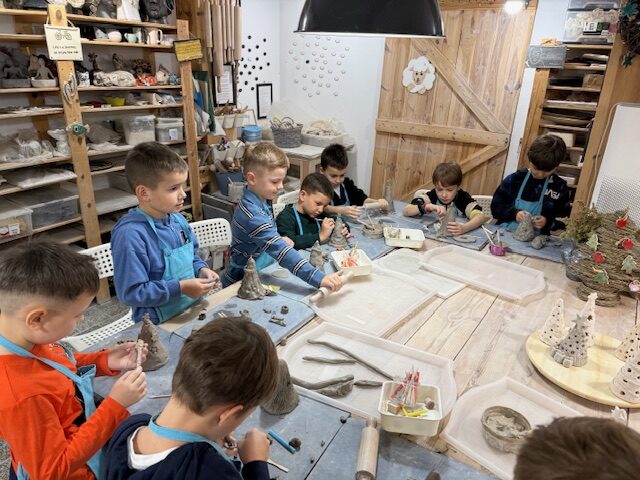Wyjście klasy 1b do Pracowni Kształtu w Łomiankach