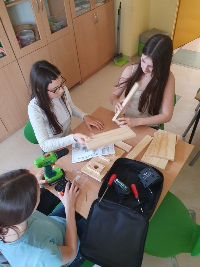 Uczniowie SP3 składają i montują budki lęgowe