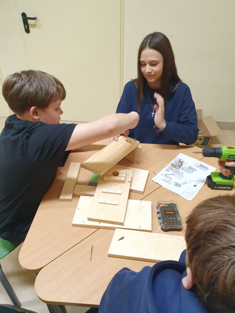 Uczniowie SP3 składają i montują budki lęgowe