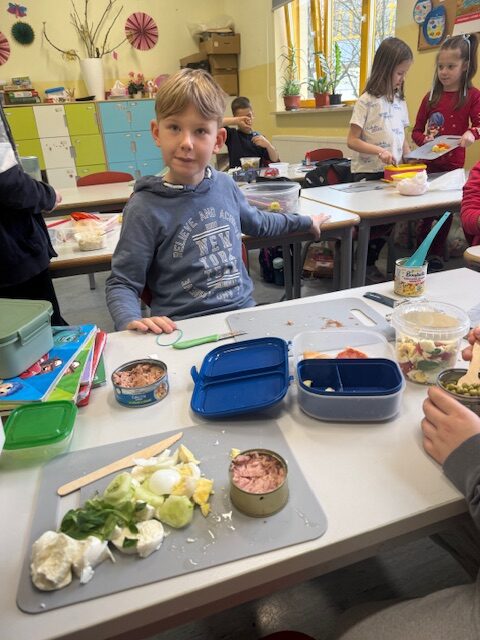 Klasy pierwsze raz w tygodniu kroją, mieszają i doprawiają do smaku kolorowe sałatki oraz przygotowują zdrowe kanapki, które później ze smakiem zjadają. A to wszystko w ramach realizacji innowacji pedagogicznej „Zdrowo rośniemy – warzywa chrupiemy”.