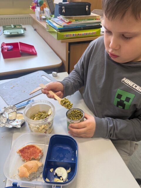 Klasy pierwsze raz w tygodniu kroją, mieszają i doprawiają do smaku kolorowe sałatki oraz przygotowują zdrowe kanapki, które później ze smakiem zjadają. A to wszystko w ramach realizacji innowacji pedagogicznej „Zdrowo rośniemy – warzywa chrupiemy”.