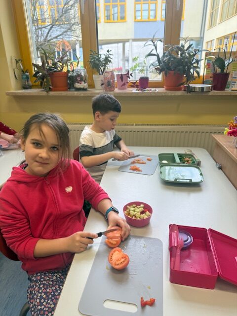 Klasy pierwsze raz w tygodniu kroją, mieszają i doprawiają do smaku kolorowe sałatki oraz przygotowują zdrowe kanapki, które później ze smakiem zjadają. A to wszystko w ramach realizacji innowacji pedagogicznej „Zdrowo rośniemy – warzywa chrupiemy”.