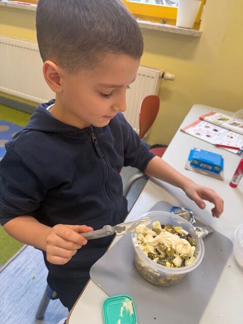 Klasy pierwsze raz w tygodniu kroją, mieszają i doprawiają do smaku kolorowe sałatki oraz przygotowują zdrowe kanapki, które później ze smakiem zjadają. A to wszystko w ramach realizacji innowacji pedagogicznej „Zdrowo rośniemy – warzywa chrupiemy”.