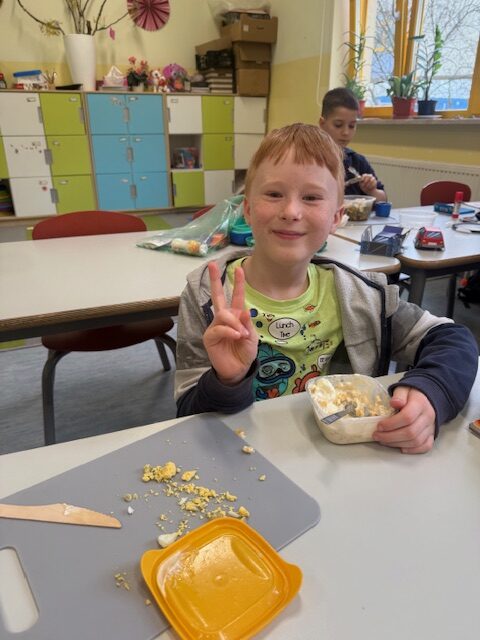 Klasy pierwsze raz w tygodniu kroją, mieszają i doprawiają do smaku kolorowe sałatki oraz przygotowują zdrowe kanapki, które później ze smakiem zjadają. A to wszystko w ramach realizacji innowacji pedagogicznej „Zdrowo rośniemy – warzywa chrupiemy”.