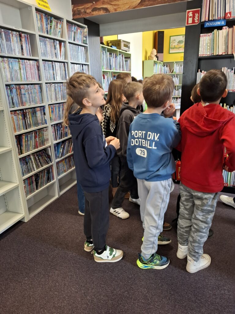 Wycieczka klasy 2c Biblioteki Publicznej w Łomiankach