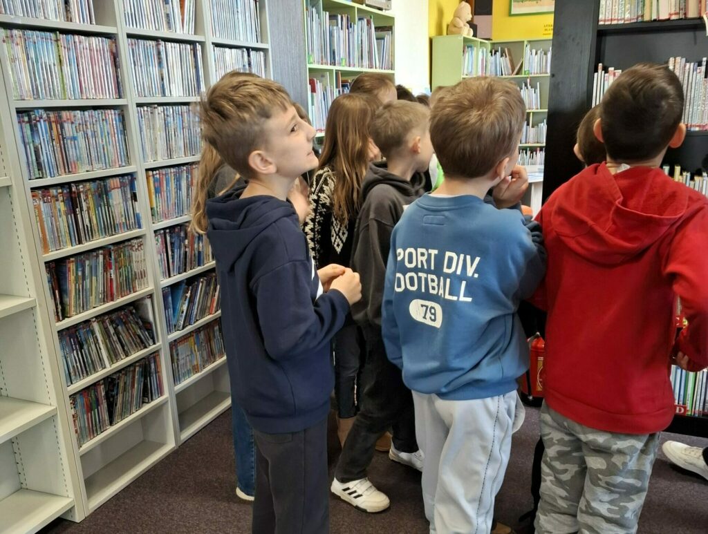 Wycieczka klasy 2c Biblioteki Publicznej w Łomiankach