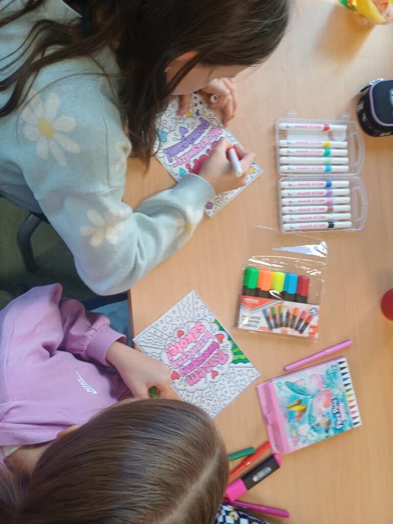 Za nami Tydzień Przeciwdziałania Przemocy Rówieśniczej. Nie chodziło nam o kolejną serię pogadanek, ale o konkret: jak rozpoznać krzywdzenie, co może zrobić świadek, jak wesprzeć osobę, która została sama i gdzie szukać pomocy. Uczniowie analizowali codzienne sytuacje, ćwiczyli bezpieczne sposoby reagowania, tworzyli komunikaty wsparcia, a Samorząd Uczniowski zebrał ich głos dotyczący bezpieczeństwa w szkole. Finałem działań było wspólne sformułowanie paktu „Nie stoję obok”. Bo bezpieczeństwo nie zaczyna się od plakatu. Zaczyna się wtedy, kiedy widząc krzywdę, wiemy, co możemy zrobić.