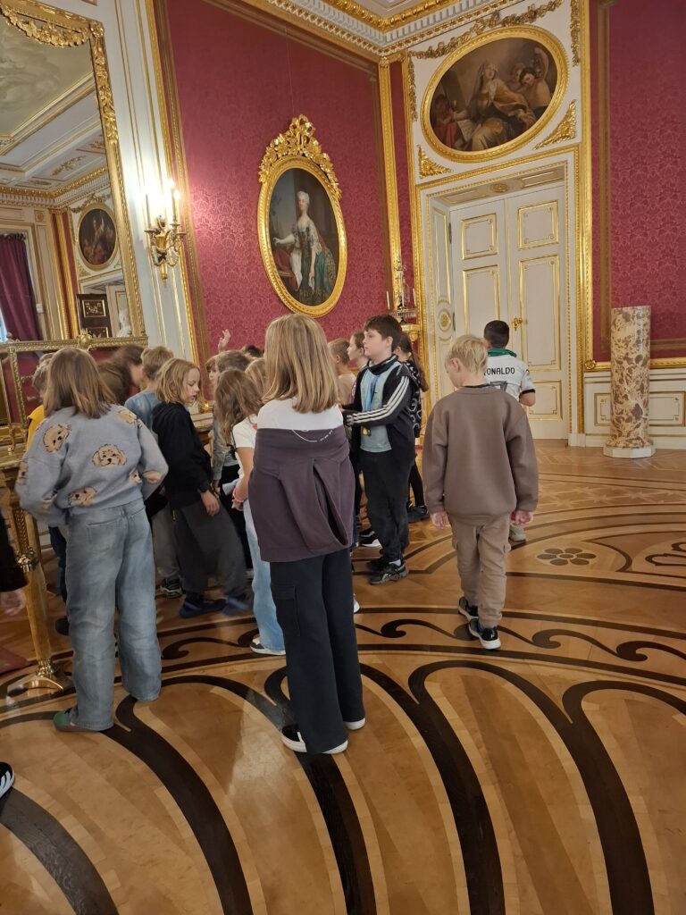 Klasy trzecie z wizytą w Zamku Królewskim w Warszawi Klasy trzecie z wizytą w Zamku Królewskim w Warszawie