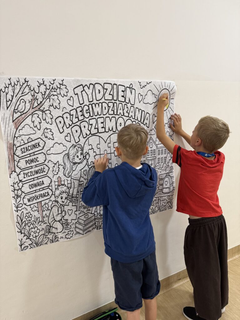 Za nami Tydzień Przeciwdziałania Przemocy Rówieśniczej. Nie chodziło nam o kolejną serię pogadanek, ale o konkret: jak rozpoznać krzywdzenie, co może zrobić świadek, jak wesprzeć osobę, która została sama i gdzie szukać pomocy. Uczniowie analizowali codzienne sytuacje, ćwiczyli bezpieczne sposoby reagowania, tworzyli komunikaty wsparcia, a Samorząd Uczniowski zebrał ich głos dotyczący bezpieczeństwa w szkole. Finałem działań było wspólne sformułowanie paktu „Nie stoję obok”. Bo bezpieczeństwo nie zaczyna się od plakatu. Zaczyna się wtedy, kiedy widząc krzywdę, wiemy, co możemy zrobić.