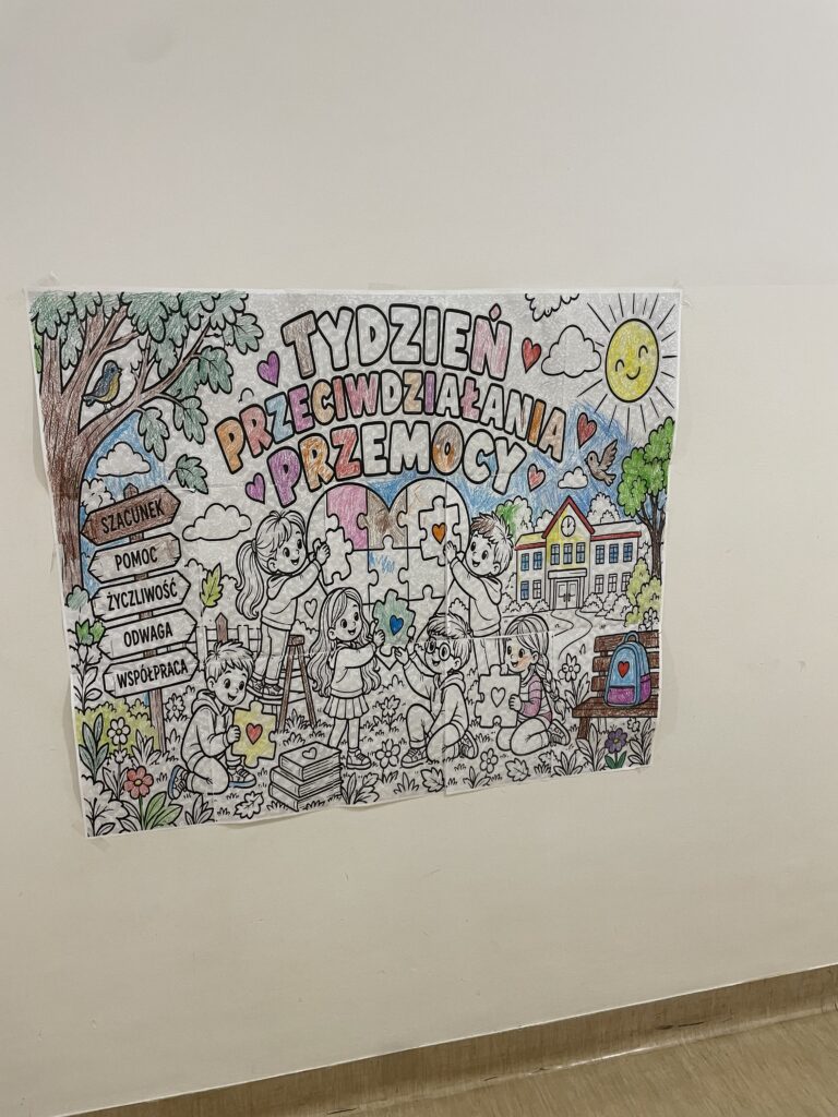 Za nami Tydzień Przeciwdziałania Przemocy Rówieśniczej. Nie chodziło nam o kolejną serię pogadanek, ale o konkret: jak rozpoznać krzywdzenie, co może zrobić świadek, jak wesprzeć osobę, która została sama i gdzie szukać pomocy. Uczniowie analizowali codzienne sytuacje, ćwiczyli bezpieczne sposoby reagowania, tworzyli komunikaty wsparcia, a Samorząd Uczniowski zebrał ich głos dotyczący bezpieczeństwa w szkole. Finałem działań było wspólne sformułowanie paktu „Nie stoję obok”. Bo bezpieczeństwo nie zaczyna się od plakatu. Zaczyna się wtedy, kiedy widząc krzywdę, wiemy, co możemy zrobić.